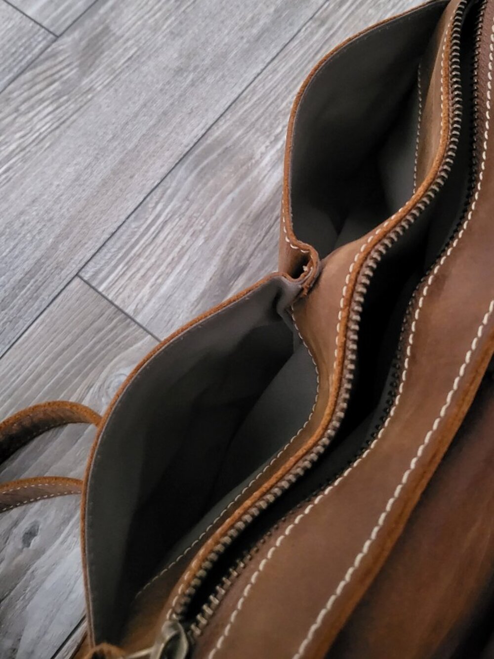 Roots Canada Vintage Tribe Leather Messenger Bag Brown - Picture 12 of 14